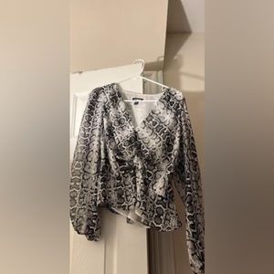 Like New Womans Snakeskin Express Long Sleeve Top